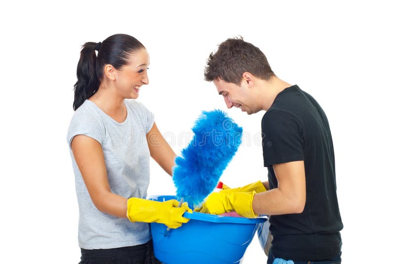 Coppie con i prodotti di pulizia che hanno divertimento immagine stock Coppie con i prodotti di pulizia che hanno divertimento immagine stock