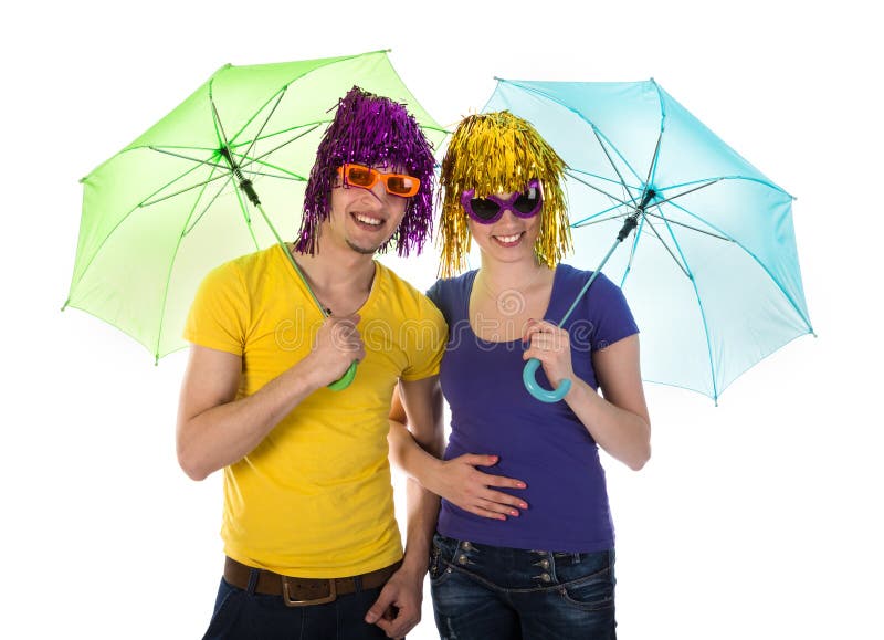 Coppie con le parrucche, gli occhiali da sole e gli ombrelli fotografia stock Coppie con le parrucche, gli occhiali da sole e gli ombrelli fotografia stock