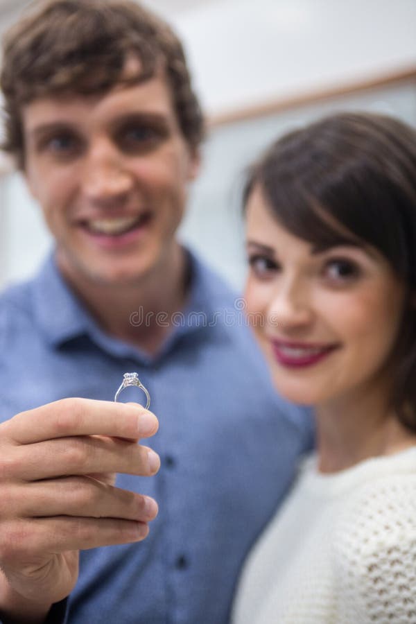 Coppie con un anello di diamante immagine stock libera da diritti Coppie con un anello di diamante immagine stock libera da diritti