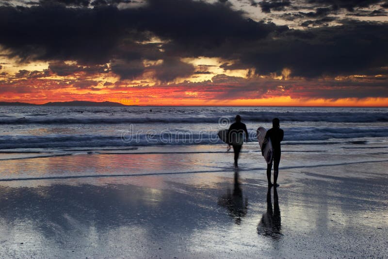Coppie dei surfisti al tramonto