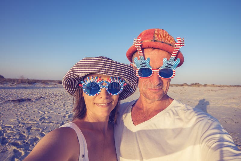 Coppie dei viaggiatori in occhiali da sole divertenti che prendono selfie fotografia stock libera da diritti Coppie dei viaggiatori in occhiali da sole divertenti che prendono selfie fotografia stock libera da diritti