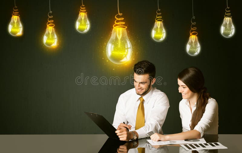Coppie di affari con le lampadine di idea immagine stock Coppie di affari con le lampadine di idea immagine stock