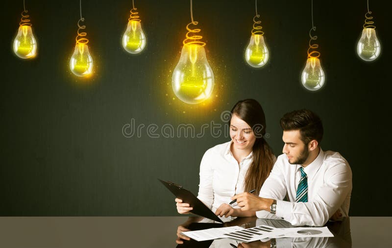 Coppie di affari con le lampadine di idea immagini stock libere da diritti Coppie di affari con le lampadine di idea immagini stock libere da diritti