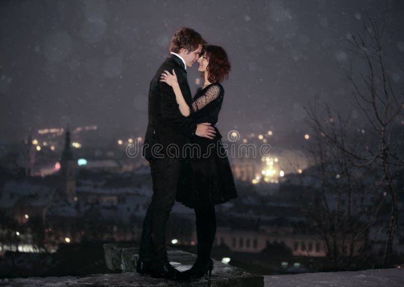COPPIE di AMORE sulla notte del biglietto di S. Valentino immagine stock libera da diritti COPPIE di AMORE sulla notte del biglietto di S. Valentino immagine stock libera da diritti