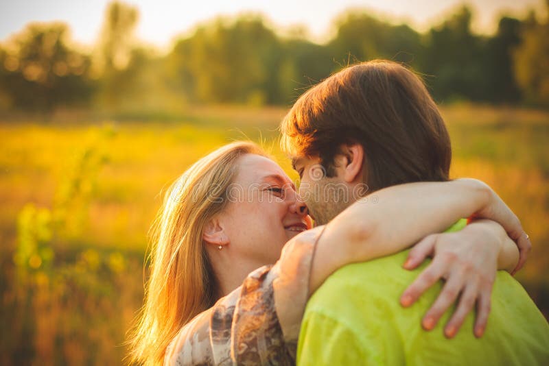 Coppie di luna di miele romantiche nell'amore al tramonto degli alberi e del campo Coppie felici della persona appena sposata gio immagini stock libere da diritti Coppie di luna di miele romantiche nell'amore al tramonto degli alberi e del campo Coppie felici della persona appena sposata gio immagini stock libere da diritti