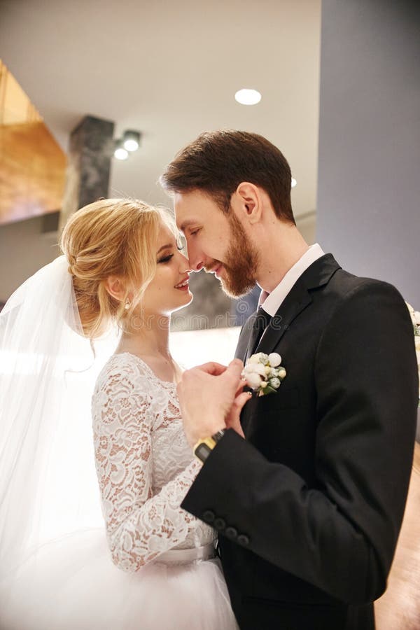 Coppie di nozze che abbracciano insieme e che baciano, il primo giorno di vita La sposa e lo sposo dopo cerimonia di nozze, belle fotografia stock Coppie di nozze che abbracciano insieme e che baciano, il primo giorno di vita La sposa e lo sposo dopo cerimonia di nozze, belle fotografia stock