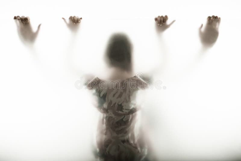 Coppia dietro la finestra immagine stock libera da diritti