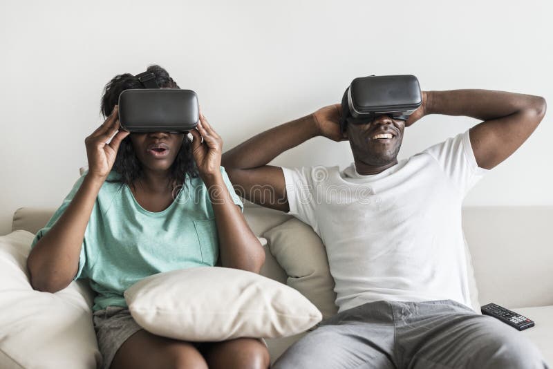 Coppie divertendosi sullo strato con VR immagine stock Coppie divertendosi sullo strato con VR immagine stock