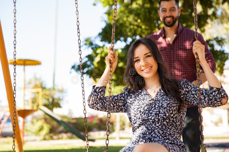 Coppia che si diverte su un'altalena fotografie stock