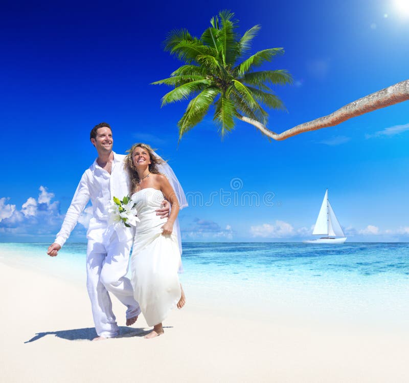 Coppie dolci su nozze di spiaggia tropicali fotografia stock Coppie dolci su nozze di spiaggia tropicali fotografia stock