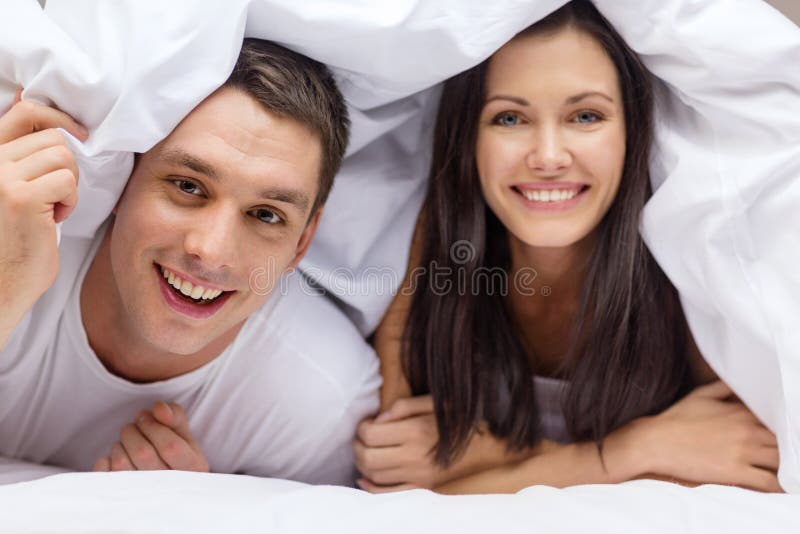 Coppie felici che dormono a letto fotografia stock Coppie felici che dormono a letto fotografia stock