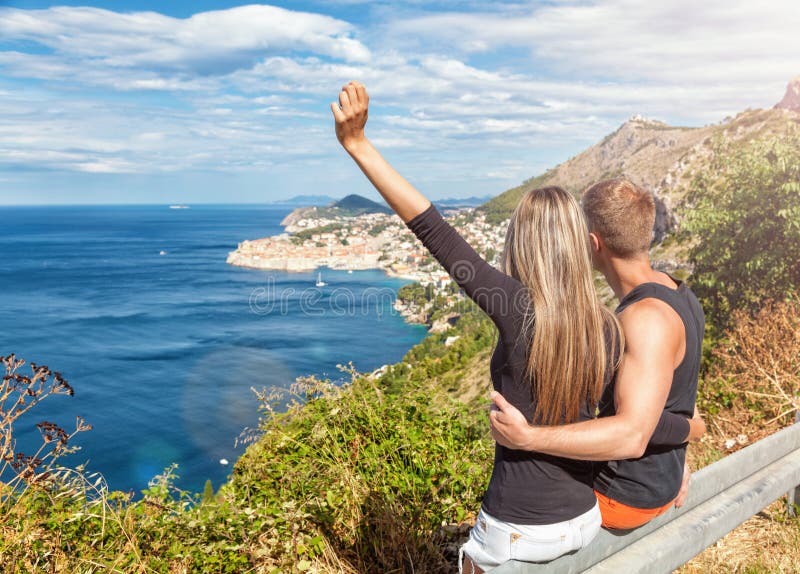 Coppie felici che godono della vista di Ragusa sui loro viaggi fotografie stock libere da diritti Coppie felici che godono della vista di Ragusa sui loro viaggi fotografie stock libere da diritti
