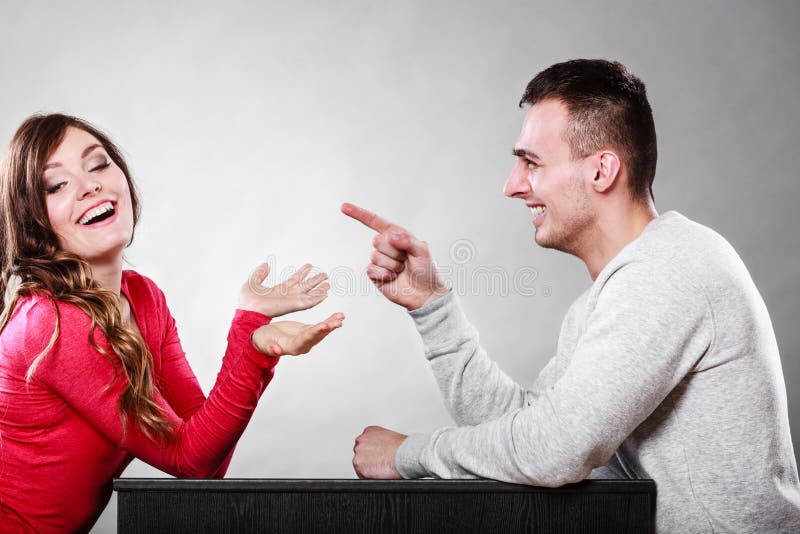 Coppie felici che parlano alla data conversazione immagine stock Coppie felici che parlano alla data conversazione immagine stock