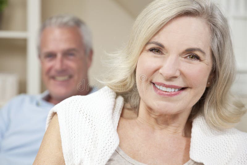 Coppie felici della donna & dell'uomo maggiore che sorridono nel paese fotografie stock libere da diritti