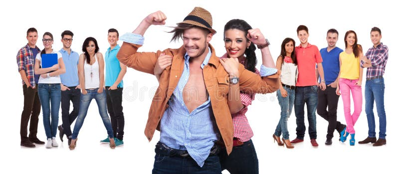 Coppie felici divertendosi davanti al loro grande gruppo di amici fotografie stock libere da diritti Coppie felici divertendosi davanti al loro grande gruppo di amici fotografie stock libere da diritti