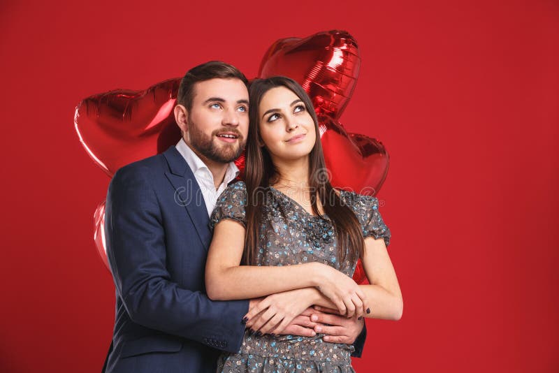 Coppie felici nell'amore Ritratto sensuale sbalorditivo di giovani coppie alla moda di modo immagine stock Coppie felici nell'amore Ritratto sensuale sbalorditivo di giovani coppie alla moda di modo immagine stock