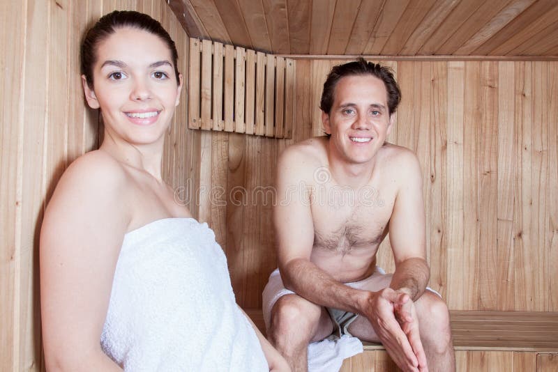 Coppie felici rilassate dentro la sauna fotografia stock Coppie felici rilassate dentro la sauna fotografia stock