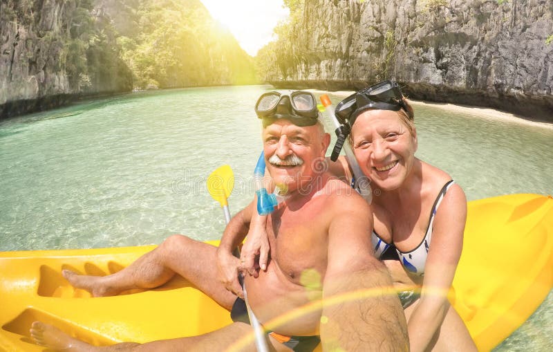 Coppie felici senior che prendono selfie sul kajak in Palawan fotografie stock Coppie felici senior che prendono selfie sul kajak in Palawan fotografie stock
