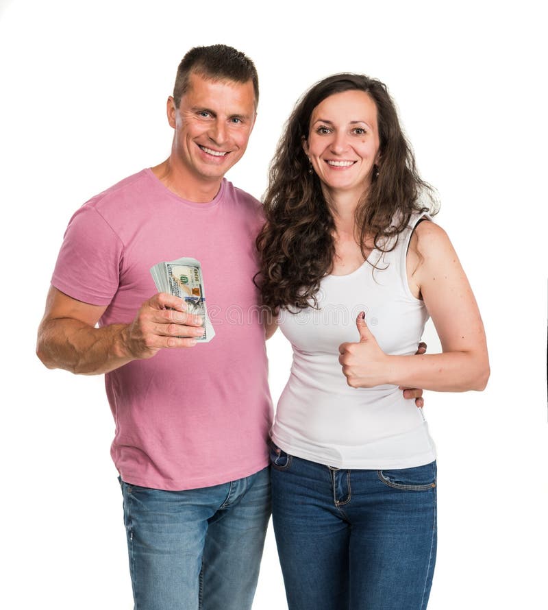 Coppie felici sorridenti che tengono il denaro contante del dollaro immagine stock Coppie felici sorridenti che tengono il denaro contante del dollaro immagine stock