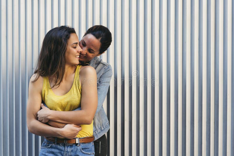 Coppie graziose della ragazza che si abbracciano e concetto sorridere, di affetto, di amore e di relazione omosessuale fotografie stock Coppie graziose della ragazza che si abbracciano e concetto sorridere, di affetto, di amore e di relazione omosessuale fotografie stock
