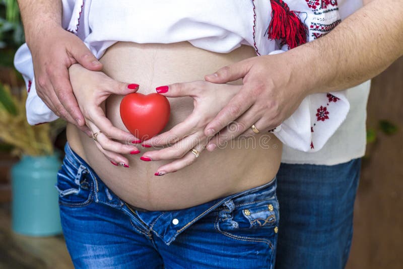 Coppie incinte che scelgono genere del bambino, il nome del ` s del bambino Il problema della scelta per un marito e una moglie fotografie stock Coppie incinte che scelgono genere del bambino, il nome del ` s del bambino Il problema della scelta per un marito e una moglie fotografie stock