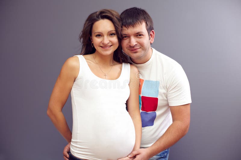 Coppie incinte dei giovani nell'amore fotografia stock libera da diritti Coppie incinte dei giovani nell'amore fotografia stock libera da diritti