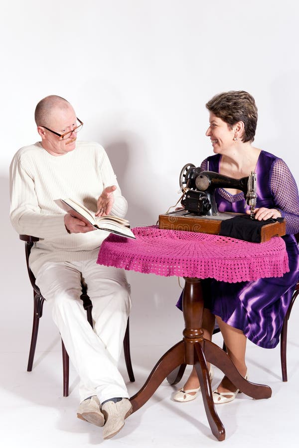 Coppia di anziani al tavolo fotografia stock libera da diritti