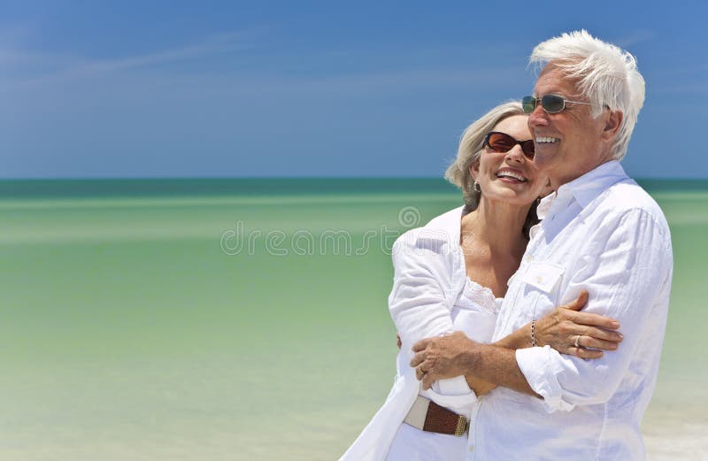 Coppie maggiori felici che osservano al mare sulla spiaggia fotografia stock libera da diritti