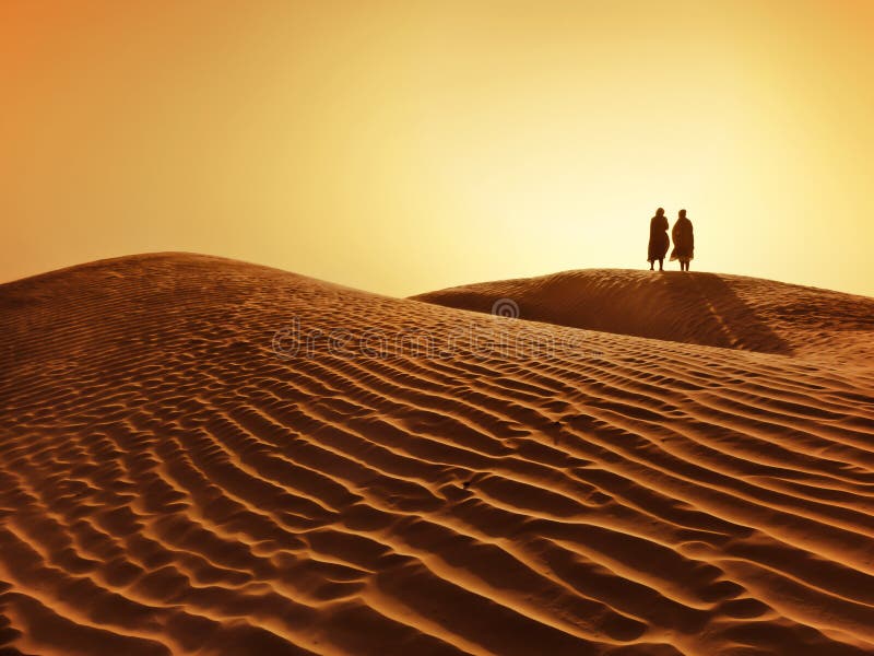 Coppie nel deserto di sahara fotografie stock libere da diritti Coppie nel deserto di sahara fotografie stock libere da diritti