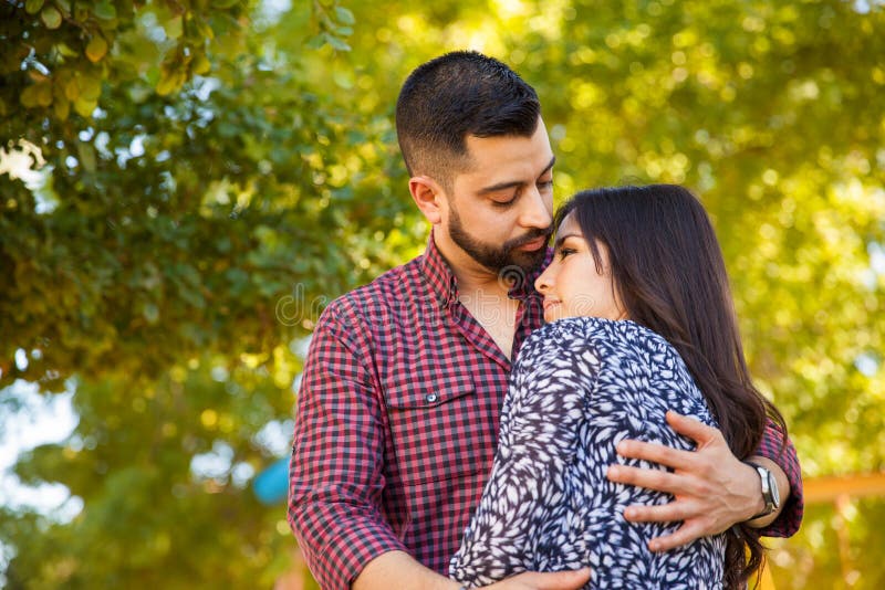 Coppia innamorata all'aperto fotografia stock
