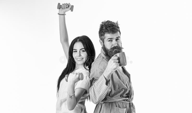 Coppie nell'amore in pigiama, supporto dell'accappatoio isolato su fondo bianco Concetto di alternativa di mattina Coppie, famigl immagini stock libere da diritti Coppie nell'amore in pigiama, supporto dell'accappatoio isolato su fondo bianco Concetto di alternativa di mattina Coppie, famigl immagini stock libere da diritti