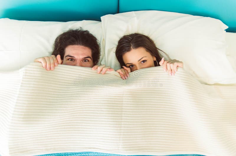 Coppie nell'amore sul letto fotografia stock libera da diritti Coppie nell'amore sul letto fotografia stock libera da diritti