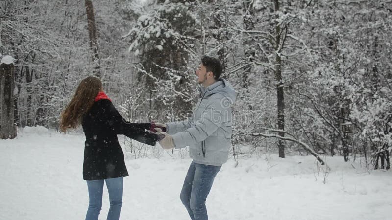 Coppie nell'amore in una foresta nevosa