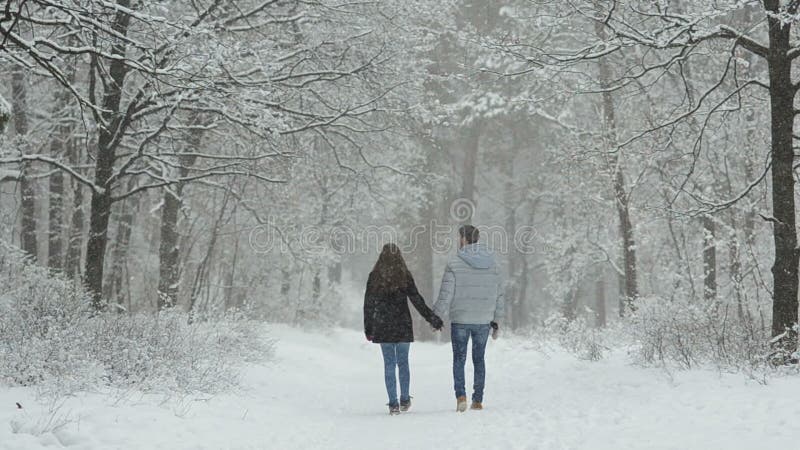 Coppie nell'amore in una foresta nevosa