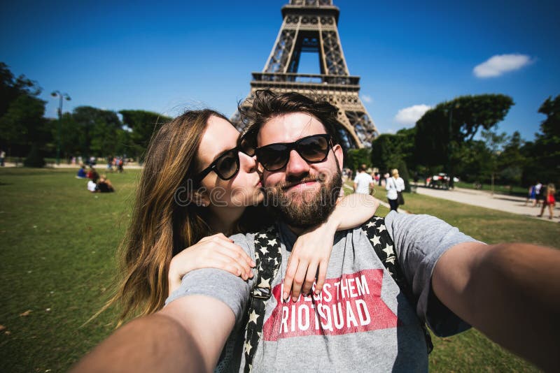 Coppie romantiche che fanno selfie davanti ad Eiffel immagine stock Coppie romantiche che fanno selfie davanti ad Eiffel immagine stock