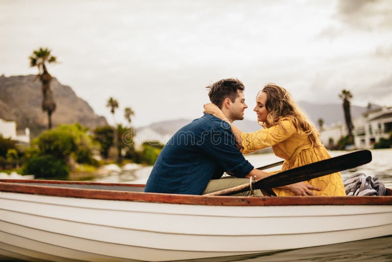 Coppie romantiche nell'amore ad una data della barca immagine stock libera da diritti Coppie romantiche nell'amore ad una data della barca immagine stock libera da diritti
