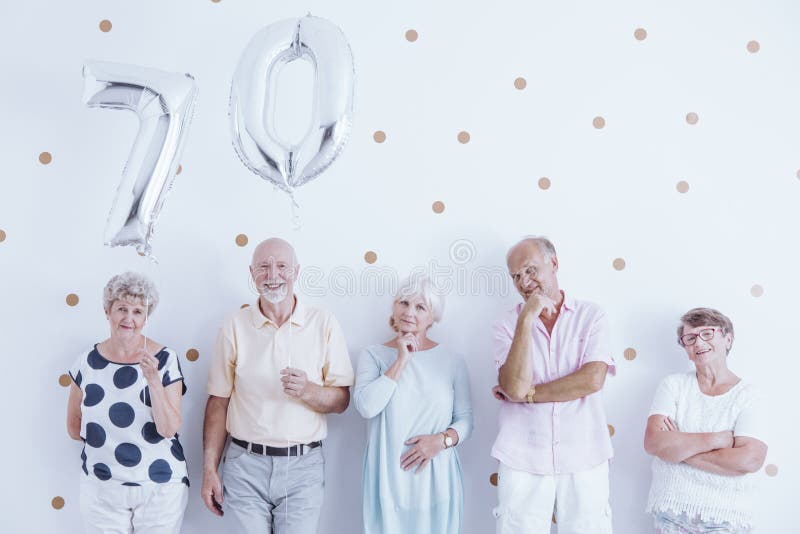 Coppie senior che celebrano compleanno fotografie stock libere da diritti Coppie senior che celebrano compleanno fotografie stock libere da diritti