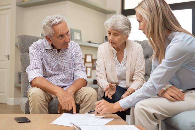 Coppie senior che discutono investimento immagini stock Coppie senior che discutono investimento immagini stock