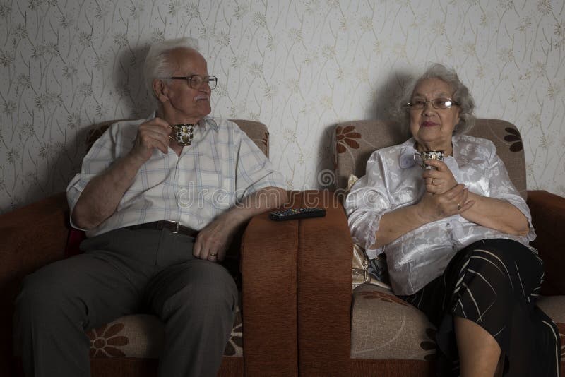 Coppie senior che godono della tazza di caffè fotografia stock libera da diritti Coppie senior che godono della tazza di caffè fotografia stock libera da diritti