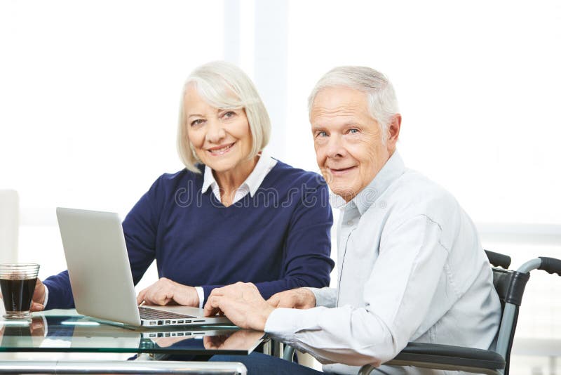 Coppie senior facendo uso di acquisto online di commercio elettronico immagine stock libera da diritti Coppie senior facendo uso di acquisto online di commercio elettronico immagine stock libera da diritti