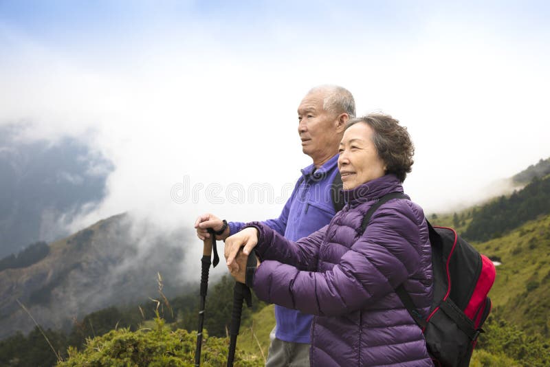 Coppie senior felici che fanno un'escursione sulla montagna