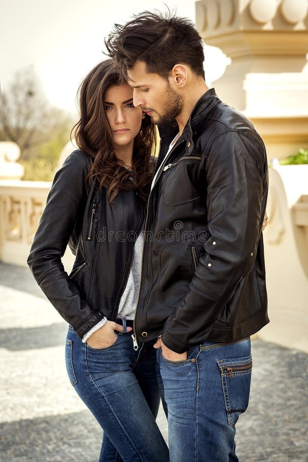 Coppie sexy in bomber fotografia stock Coppie sexy in bomber fotografia stock