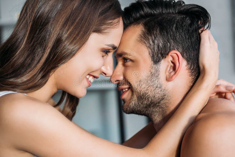 coppie sorridenti sensuali che toccano con le fronti e che se esaminano fotografia stock libera da diritti coppie sorridenti sensuali che toccano con le fronti e che se esaminano fotografia stock libera da diritti