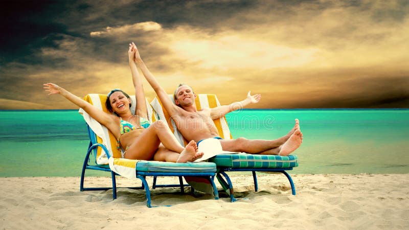Coppie sulla spiaggia immagine stock Coppie sulla spiaggia immagine stock