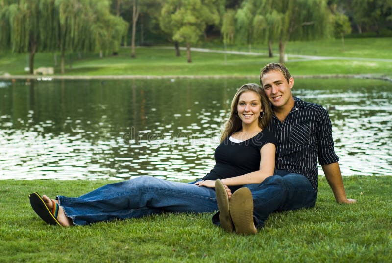 Coppia carina al parco fotografie stock