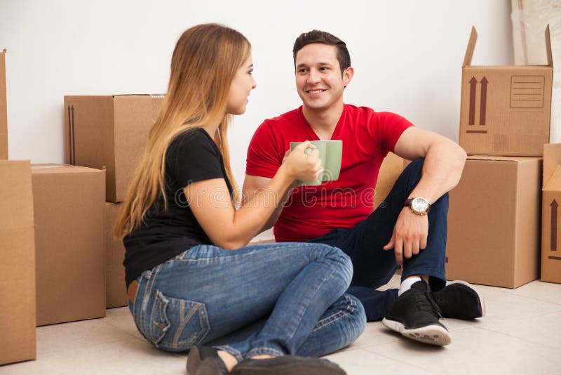 Coppie sveglie che riassegnano immagine stock