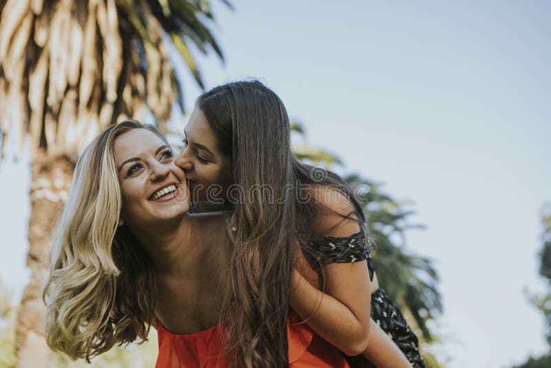 Coppia carina che si diverte al parco fotografie stock