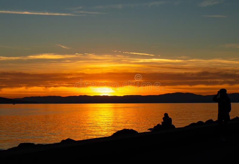Coppie Tramonto Lago colore Siluetta immagine stock Coppie Tramonto Lago colore Siluetta immagine stock