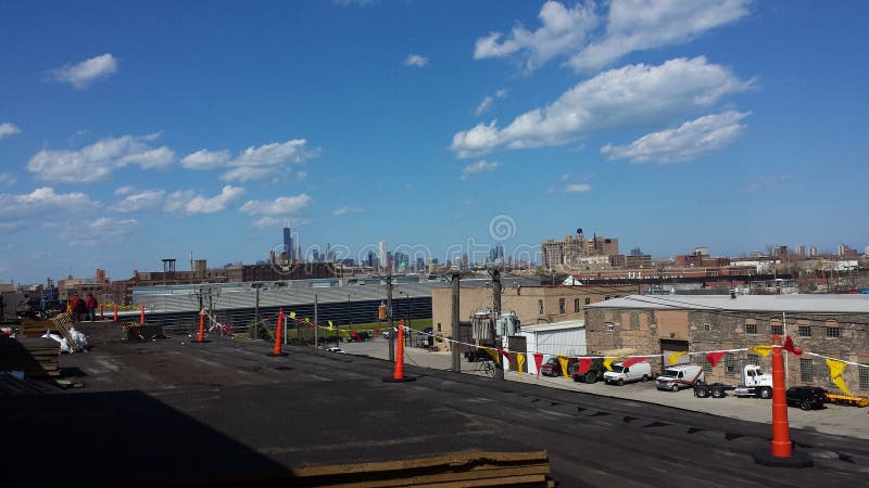 Coprendo lavoro, tetto piano commerciale con le bandiere di sicurezza in Chicago
