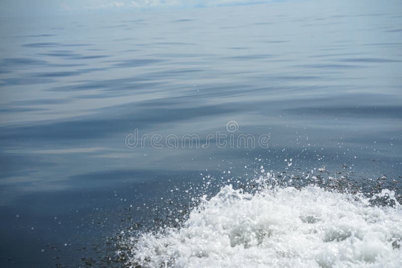 Copyspacescène van gradiënt blauwe overzeese lichte rimpelingsachtergrond met het witte het water van het bellenschuim bespatten royalty-vrije stock foto Copyspacescène van gradiënt blauwe overzeese lichte rimpelingsachtergrond met het witte het water van het bellenschuim bespatten royalty-vrije stock foto